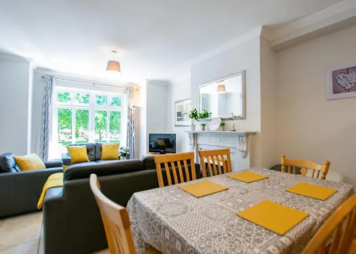89 - Spacious Townhouse By Shortstays